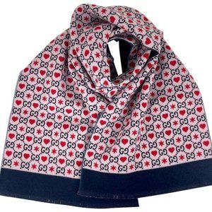 Gucci GG Wool Hearts Scarf in Violet